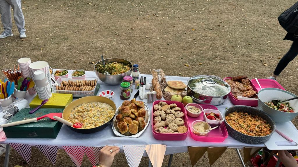 Bir araya gelince, yabancılık biraz daha azalıyor.