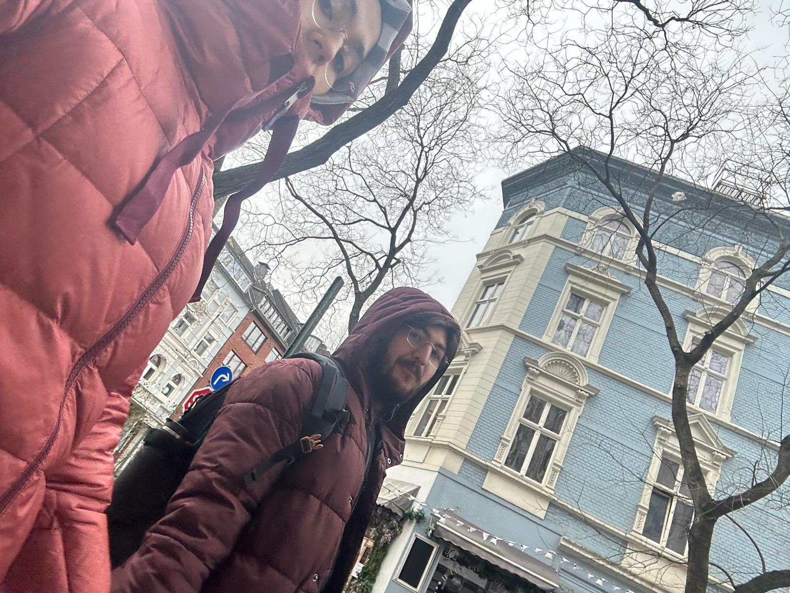 Almanya’da Steuer-ID aldıktan sonra banka hesabı nasıl açılır? Hangi bankalar hızlı, online mı şube mi daha güvenli? İşverene hangi belgeler verilir? Çalışanlar için adım adım anlatım.