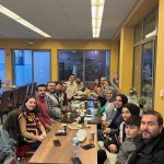 Duisburg iftar buluşmasında aynı sofrada bir araya gelen katılımcılar.